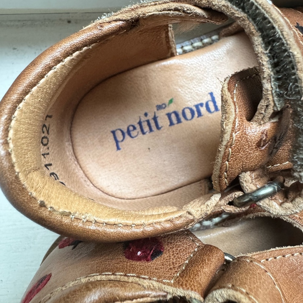 Embroidered ladybird sandals - Picture 3 of 5